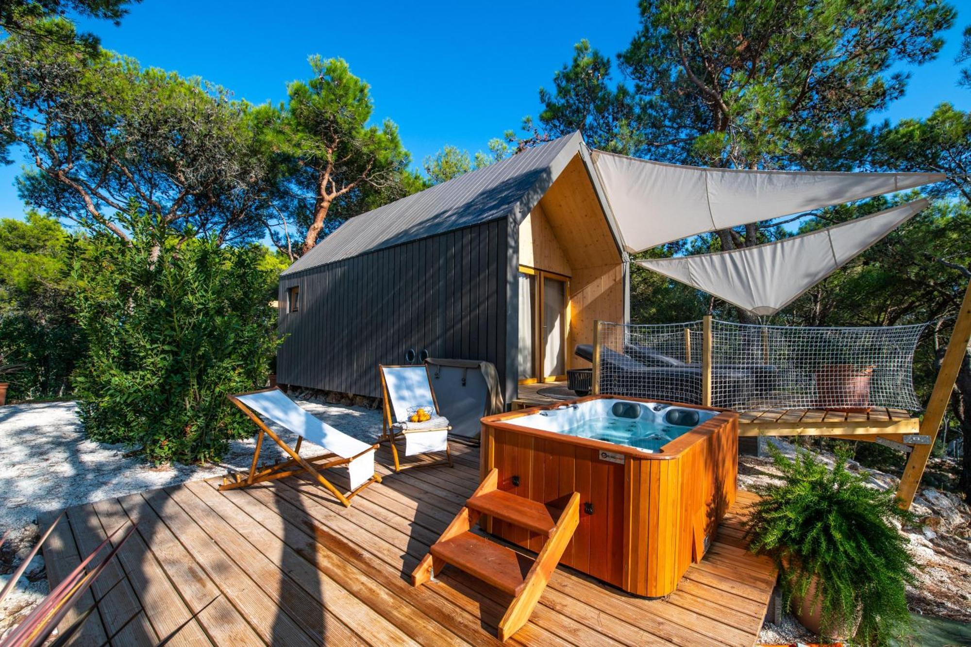 Arena One 99 Glamping Hotel Pomer Ngoại thất bức ảnh