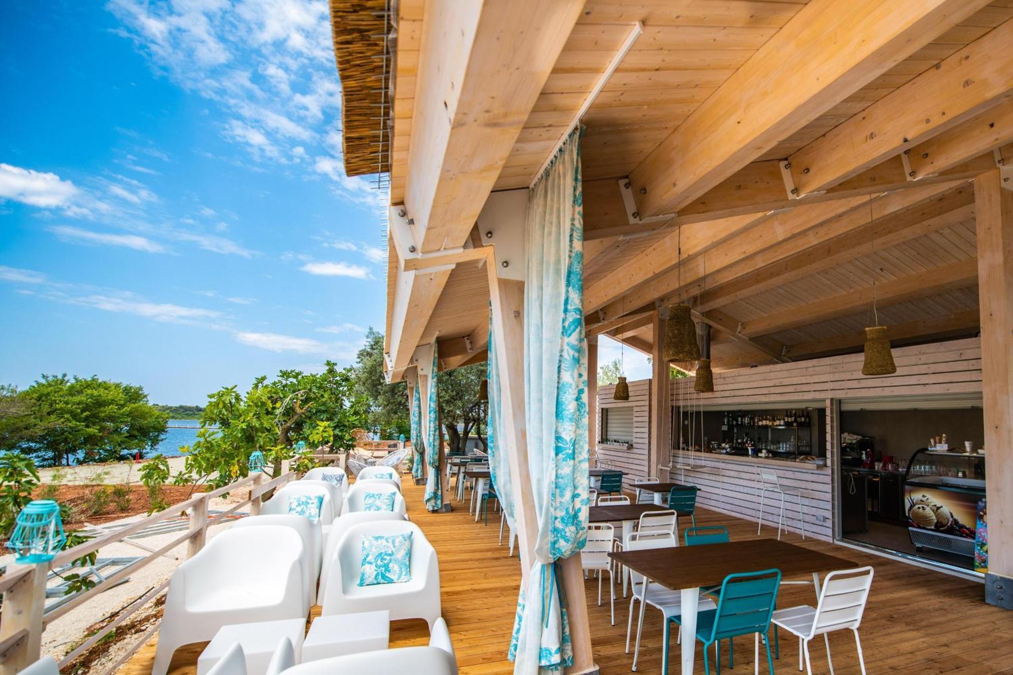 Arena One 99 Glamping Hotel Pomer Ngoại thất bức ảnh