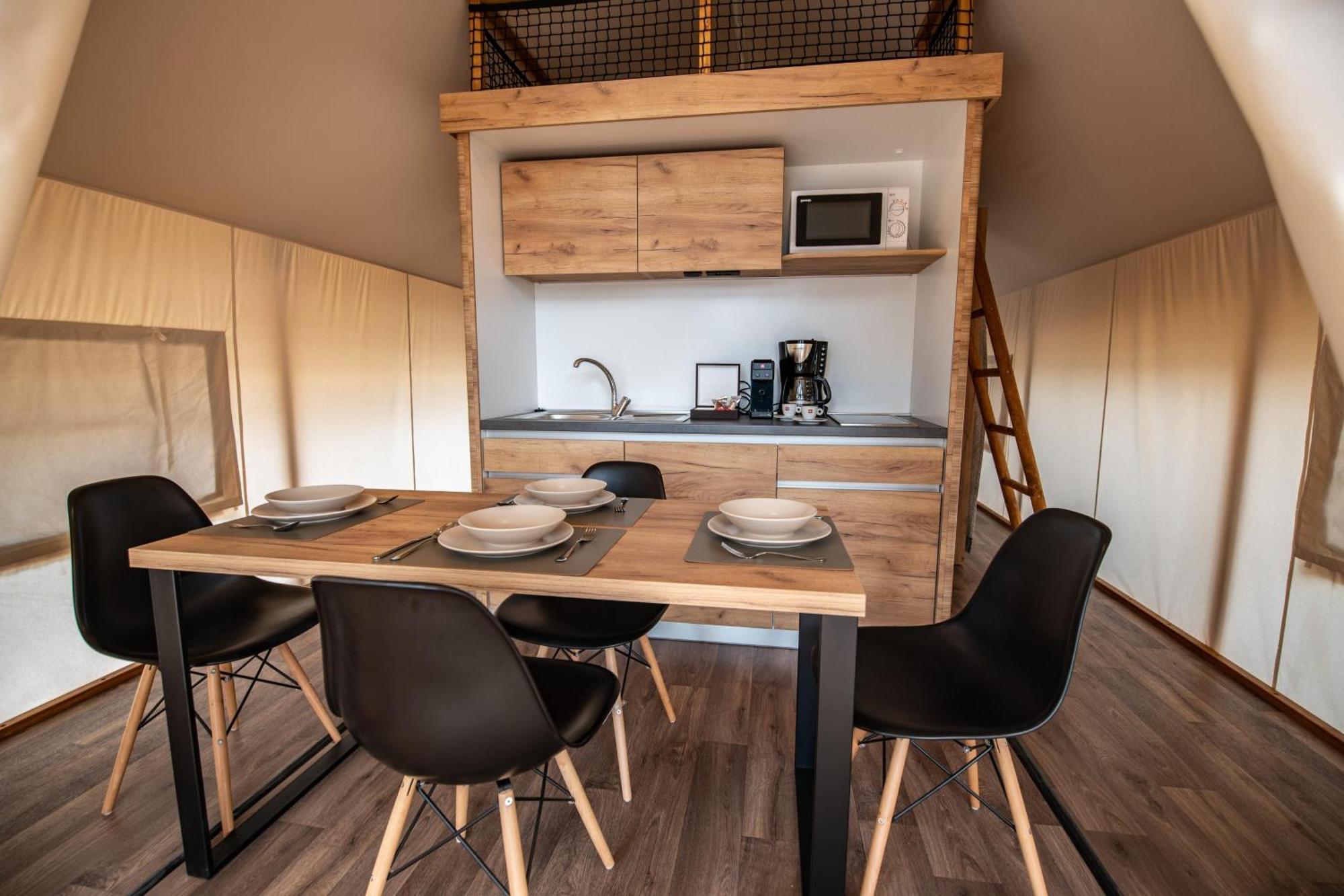 Arena One 99 Glamping Hotel Pomer Ngoại thất bức ảnh
